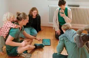 Bis alle Gebäude des ehemaligen Weingutes renoviert sind, teilen sich Clara und Tobi (4. und 5. v.l.) eine Wohnung mit einer befreundeten Familie.