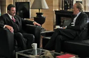 Frank Reagan (Tom Selleck, l.) bittet Konsul Claudio Calso (Ronald Guttman, r.) um die Aufhebung der diplomatischen Immunität seines Sohnes, doch dabei beißt er auf Granit ...