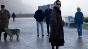 ARD Degeto HERRHAUSEN - HERR DES GELDES, "Teil 2", am Donnerstag um 21:45 Uhr und um 02:55 Uhr im ERSTEN, online first ab Montag in der ARD MEDIATHEK Die RAF-Terroristin Fehling (Lisa Vicari) bei einem konspirativen Treffen in Bulgarien. - Motiv aus Episode 3 -