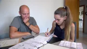 Manuela (24) und Mark (27) aus Heinsberg stehen vor ihrer größten Herausforderung: Sie wollen weg vom Amt, aus der kleinen Wohnung und ein eigenständiges Leben mit Job und Mietshaus beginnen. Mit ihrer Tochter Melina (3 Jahre) und Sohn Maison (8 Monate) wagen sie den Schritt in eine neue Zukunft.