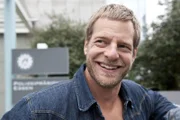Alles was er braucht, beherrscht er auch - und die Wäsche macht ihm Uschi: Mick (Henning Baum) ...