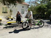 Sonja und Waldi brauchen eine Pause vom Wandern und wollen auf das Tandem umsteigen.