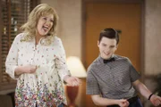 Brenda Sparks (Melissa Peterman, l.); Sheldon Cooper (Ian Armitage, r.)