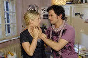 Anna (Jeanette Biedermann, l.) kann sich nicht auf eine Beziehung mit Alexander (Paul T. Grasshoff, r.) einlassen und schlägt ihm vor, Freunde zu bleiben und weiter zusammenzuarbeiten.