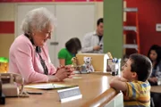 Weil er Bücher der Schulbibliothek bei sich daheim hamstert, soll Brick (Atticus Shaffer, r.) nach dem Willen der Bibliothekarin Mrs. Nethercott (Betty White, l.) nicht versetzt werden. Nun beginnt eine wilde Jagd nach den verschollenen Büchern ...