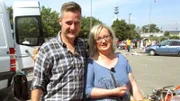 Brigitte und Trödel-Experte Andreas Bierschock auf dem Flohmarkt