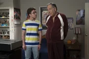 Adam Goldberg (Sean Giambrone, l.); Albert "Pops" Solomon (George Segal, r.)