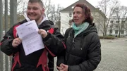 Damian hat endlich eine Zusage für eine Wohnung in Rostock. Vielleicht hat seine gute Freundin Katharina auch noch einen Job für ihn..