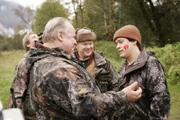 Traditionelle O'Malley-Truthahn-Jagd: George (T.R. Knight, r.), sein Vater (George Dzundza, 2.v.l.) und seine beiden Brüder Jerry (Greg Pitts, 2.v.r.) und Ronny (Tim Griffin, l.) ...