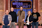 Moderator Kai Pflaume (M.) und seine Rateteam-Kapitäne Bernhard Hoëcker (l.) und Elton (r.) begrüßen in dieser Sendung den Schauspieler und Sänger Olli Dittrich (2.v.l.) und die Sängerin und Dozentin Jane Comerford (2.v.r.).