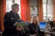 Melanie (Sanna Englund, r.) ist sich nicht sicher, ob Wolle (Harald Maack, l.) den richtigen Urlaub für sich gebucht hat.