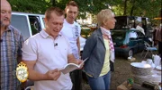 Trödelexperte Otto unterstützt Peter (li.) und Annegret beim Verkauf der Sachen auf dem Flohmarkt.