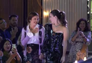 Rose Monreaux (Aubrey Dollar, l.); Ginger Sweet (Melia Kreiling, r.)