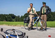 Staller (Helmfried von Lüttichau, r.) hat das Fahrrad wutentbrannt auf die Straße geworfen, es hatte einen Platten. Hubert (Christian Tramitz, l.) meldet den "Todeszeitpunkt" des Fahrrads an die Zentrale. Weiteres Bildmaterial finden Sie unter www.br-foto.de.