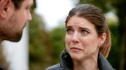 Valerie (Maike Johanna Reuter, r.) denkt ernsthaft darüber nach, Olivia an Julius (Jan Stapelfeldt, l.) zur Adoption zu geben.