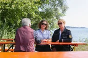 Nele Fehrenbach (Floriane Daniel, r.) und Julia Demmler (Wendy Güntensperger, M.) warnen den Vereinsvorsitzenden Uli Albrecht (Bernd Tauber, l.), auf eigene Faust zu ermitteln.