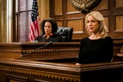 Judge Karyn Blake (Ami Brabson, l.), Abby Dunne (Kristen Hager)