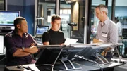 Ray Langston (Laurence Fishburne, l.), Nick (George Eads, M.) und Hodges (Wallace Langham) vergleichen nochmals die Ergebnisse ihrer Spurenermittlungen.