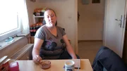 Im grünen Block lebt Petra (Foto) mit ihrem Verlobten Sascha und ihren zwei Töchtern.