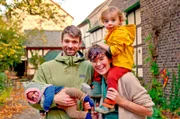 Clara und Tobi sind mit ihren Kindern in ihrer neuen Heimat, einem ehemaligen Weingut, im Landkreis Neuwied angekommen.