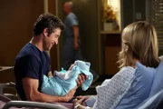 Die frisch gebackenen Eltern Derek (Patrick Dempsey, l.) und Meredith (Ellen Pompeo, r.) können ihr Glück kaum fassen ...