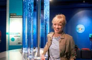 Anna Lena Dörr im Geysir Museum Andernach.