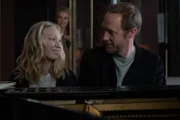 Josy (Helena Zengel) und Viktor Larenz (Stephan Kampwirth) spielen gemeinsam ihre Melodie auf dem Klavier.