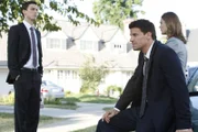 Der Psychologe Sweets (John Francis Daley, li.) warnt Brennan (Emily Deschanel) und Booth (David Boreanaz) vor der heilen Welt der Vorstadt-Siedlung. Denn nach und nach stellt sich raus, dass der Schein der Idylle trügt...