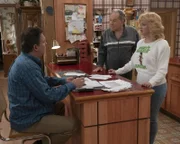 "Die Goldbergs", "Die Flopp-Rock-Doku." Erica ist außer sich vor Freude, als ihre Band bei einem Spendenmarathon auftreten darf. Während Barry daraufhin unbedingt Teil von Ericas Musikgruppe werden will, nutzt Adam die Gelegenheit, um seine erste 'Rockumentation' zu drehen. Unterdessen treibt Beverly ihren Mann aus übertriebener Sorge um seine Gesundheit langsam aber sicher in den Wahnsinn. Im Bild (v.li.): Jeff Garlin (Murray Goldberg), George Segal (Pops), Wendi McLendon-Covey (Beverly Goldberg).