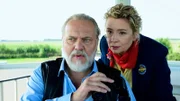 Hauke (Jan-Gregor Kremp) mit seiner Mitarbeiterin Matilda (Susanne Schäfer).; ARD Degeto DIE KÜSTENPILOTEN - KLEINE SCHWESTER, GROSSER BRUDER, am Sonntag (27.10.24) um 14:03 Uhr im ERSTEN.