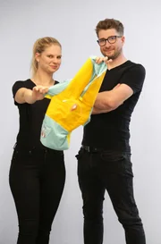 Christopher Brummayer und Melissa Leibetseder mit ihrem Rettungsshirt