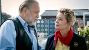 Hauke (Jan-Gregor Kremp) bittet Matilda (Susanne Schäfer) um einen ungewöhnlichen Gefallen.; ARD Degeto DIE KÜSTENPILOTEN - MÜTTER UND TÖCHTER, am Sonntag um 15:30 Uhr im ERSTEN.