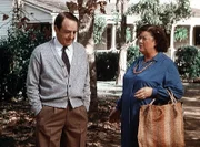 Stanley Perkins (William Schallert, l.), der frühere Verlobte von Miss Rose (Peggy Rea, r.), ist nach vielen Jahren überraschend wieder in Waltons Mountain aufgetaucht.