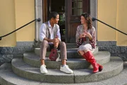 Auf der Suche nach Love trifft Smilla (Maxine Kazis) auf dessen Cousin Karl (Stephen Appleton).