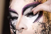 Dragqueen Macy M. Meyers beim Schminken