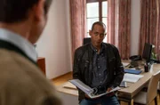 Jerry Paulsen (Peter Marton, r.) stößt bei den Ermittlungen auf den verdächtigen Inhalt eines Ordners. In diesem Zusammenhang rückt ein alter Bekannter wieder in das Zentrum der Ermittlungen.