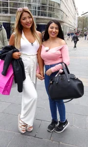 Ellona (r.) zusammen mit Shoppingbegleitung Kathey