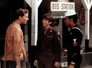 John Boy (Robert Wightman, l.) begrüßt seinen Bruder Jim Bob (David W. Harper, M.) und Jody Foster (Charles R. Penland, r.), die gerade aus der Armee entlassen worden sind.