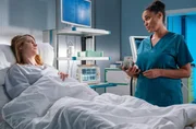 Freja Kohlhaas (Bettina Borchard, li.) will, dass Dr. Lucia Böhm (Vanessa Rottenburg, re.) eine Erklärung für ihre Fehlgeburt. Dr. Böhm verspricht der Patientin, dass sie sich intensiv um eine lückenlose Darlegung kümmern wird. Freja Kohlhaas (Bettina Borchard, li.) will, dass Dr. Lucia Böhm (Vanessa Rottenburg, re.) eine Erklärung für ihre Fehlgeburt. Dr. Böhm verspricht der Patientin, dass sie sich intensiv um eine lückenlose Darlegung kümmern wird.