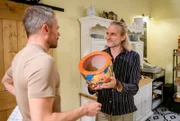 Michael (Erich Altenkopf, r. mit Sven Waasner, l.) findet im Café ein „Mitbringsel aus Südamerika“ für Fanny.