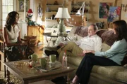 Morty (Bob Newhart, M.) und Sophie (Lesley Ann Warren, r.) versuchen Susan (Teri Hatcher, l.) nach ihrer Trennung von Mike etwas aufzuheitern ...