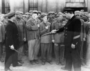 Die beiden Chaoten Ollie (Oliver Hardy, Mitte l.) und Stan (Stan Laurel, Mitte r.) tanzen immer aus der Reihe ...