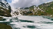"Wunderwelt Schweiz: Wasser und Eis - Erzählt von Max Moor": Panoramafoto des Rheinfalls von Schaffhausen.
