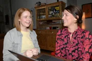 Toni (Olivia Marei, l.) erkennt, dass Lilly (Iris Mareike Steen) in ihrem neuen Job voll aufgeht.