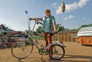 Fritz (Guido Hammesfahr) ist stolz auf das neu-alte, umgebaute Paschulke Fahrrad.