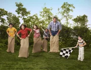 (2. Staffel) - Bei ihnen herrscht der ganz normale Wahnsinn einer fünfköpfigen Mittelklassen-Familie: Axl (Charlie McDermott, l.), Frankie (Patricia Heaton, 2.v.l.), Sue (Eden Sher, 3.v.l.), Mike (Neil Flynn, 2.v.r.), Brick (Atticus Shaffer, r.) und dessen bester Freund Arlo (Nick Shafer, 3.v.r.) ...