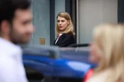 Stella (Bettine Langehein, M.) realisiert perplex, dass Baris (Metehan Demiröz) offenbar Interesse an Patrizia (Miriam Lahnstein) hat.