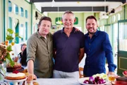 "Jamie & Jimmy's Food Fight Club", "Spanische Paella mit Martin Clunes." Diesmal haben Jamie und Jimmy den britischen Sitcom-Star Martin Clunes als Gast in ihrem Bistro. Sie bringen ihm bei, wie man eine perfekte mallorquinische Paella zubereitet. Dann unterhalten sich Jamie und Jimmy über nachhaltigen Fischfang und raten den Konsumenten, weniger überfischte Arten wie zum Beispiel den Seehecht einzukaufen. Dann überrascht Jimmy mit seinem Spezial-Bier aus Wurzeln von Löwenzahn und Kletten, sowie einem Likör aus Kamillenblüten.Im Bild (v.li.): Jamie Oliver, Martin Clunes, Jimmy Doherty
