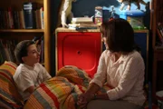 Frankie (Patricia Heaton, r.) will zum Schulstart alles unter Kontrolle haben, doch der alltägliche Wahnsinn zieht schon bald bei wieder bei ihr, Sue, Axl und Brick (Atticus Shaffer, l.) ein ...