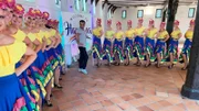 Ali Güngörmüs und die Gardetänzerinnen der "Roten Garde" aus Neustadt.